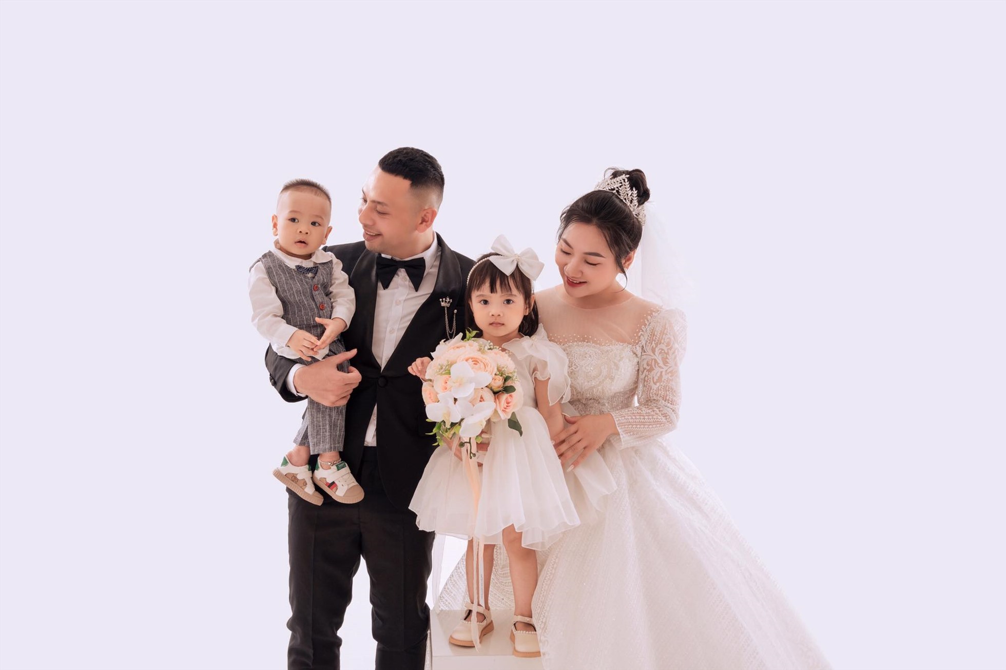Hiện nay, vợ chồng chị Bích Phương đã có một bé trai và một bé gái. Ảnh: NVCC.