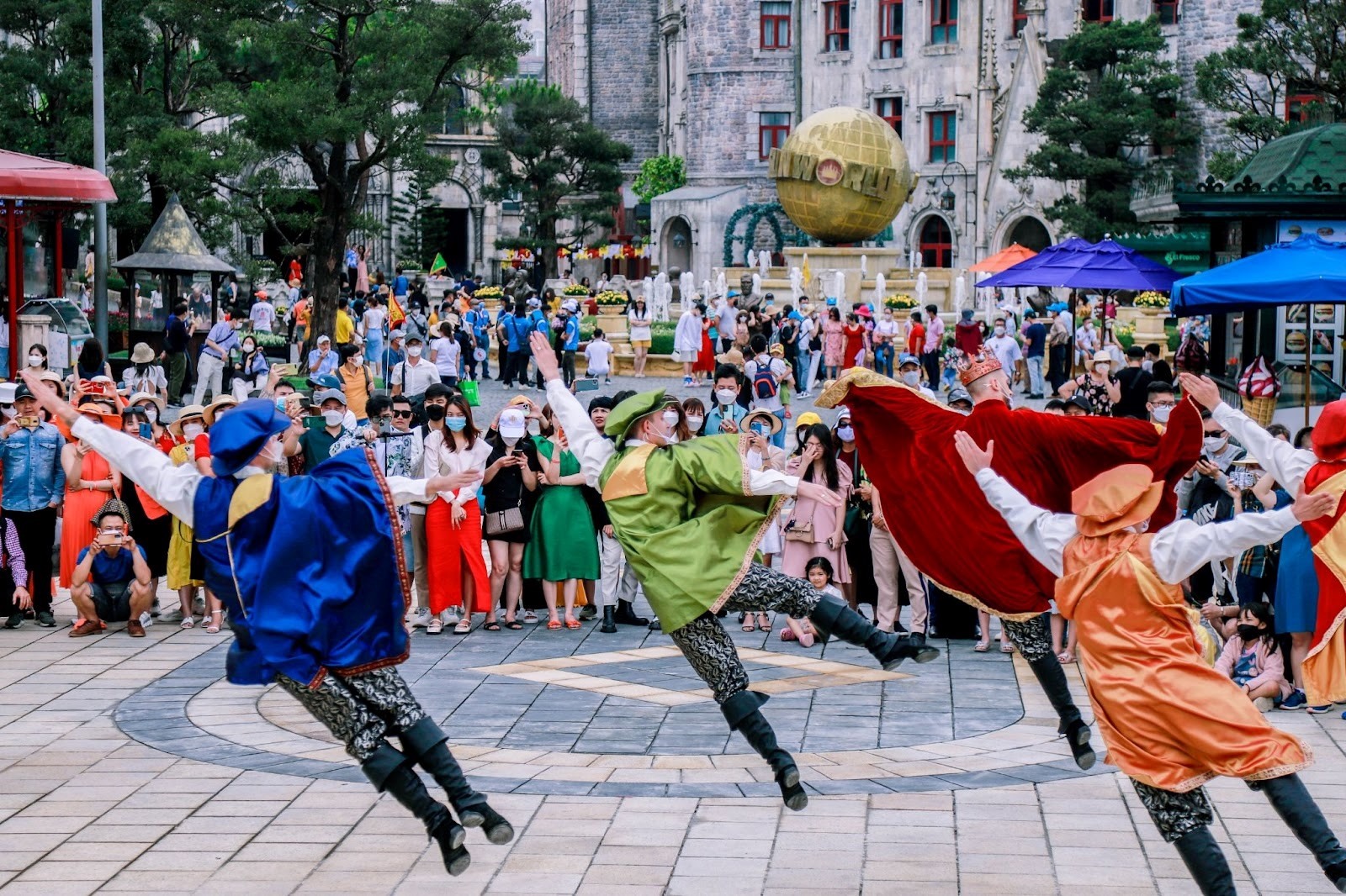 Du khách xem show tại Sun World Ba Na Hills.