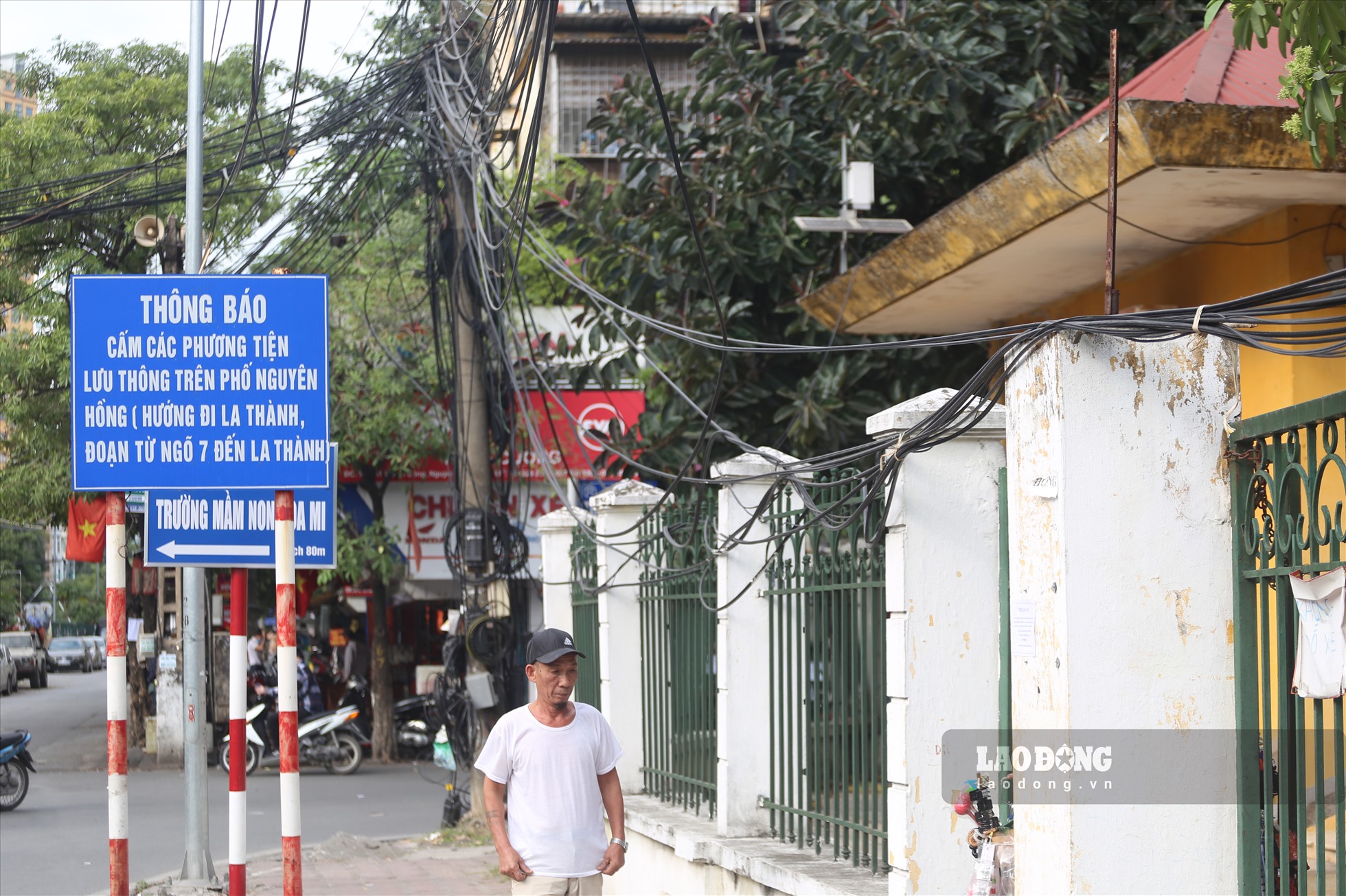 Nhiều bó dây võng xuống sát ngay cạnh lối đi cho người đi bộ.