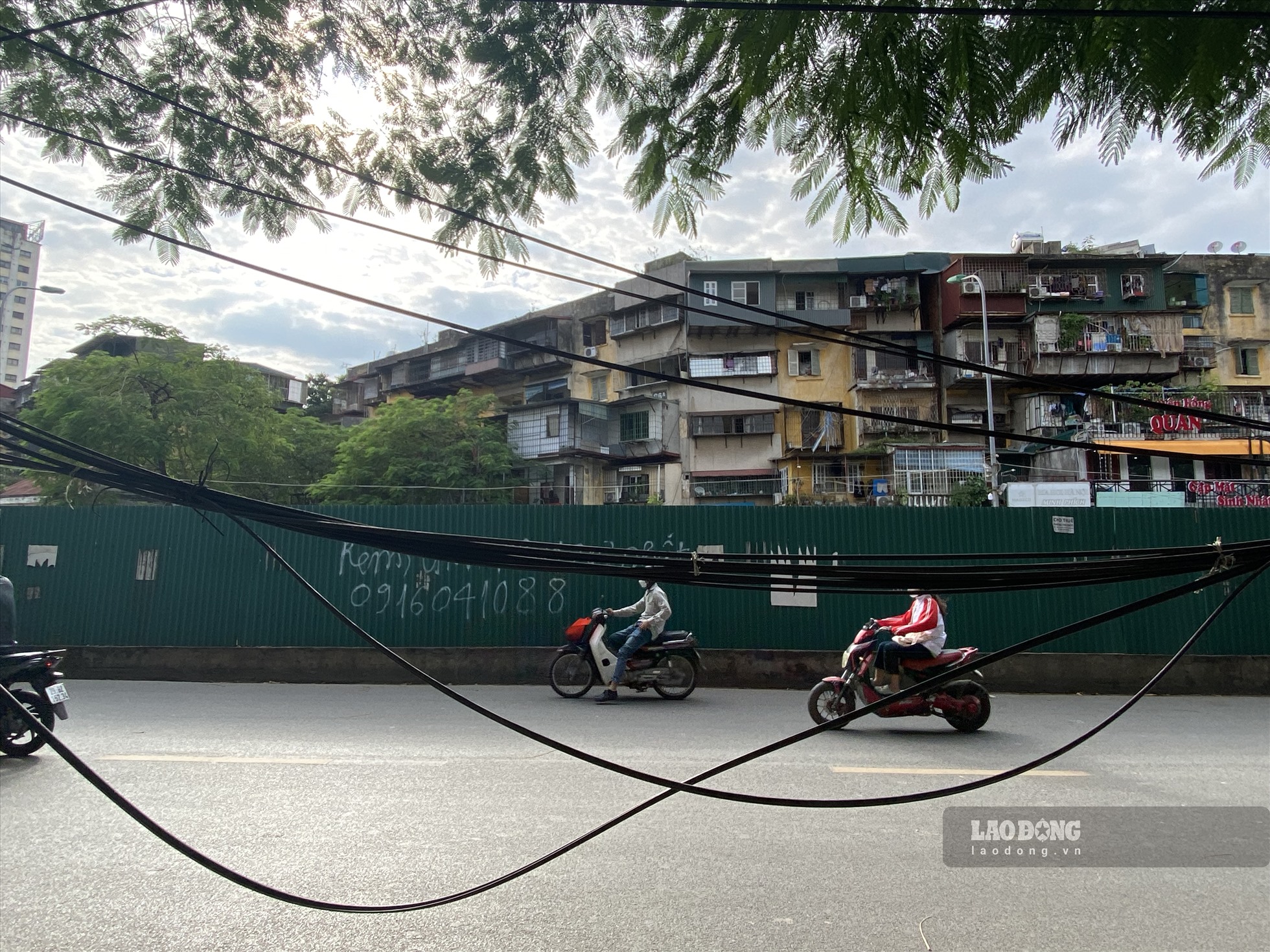 Trên phố Thành Công (quận Ba Đình) cũng xảy ra tình trạng dây điện, dây viễn thông võng xuống ngay tại vỉa hè.
