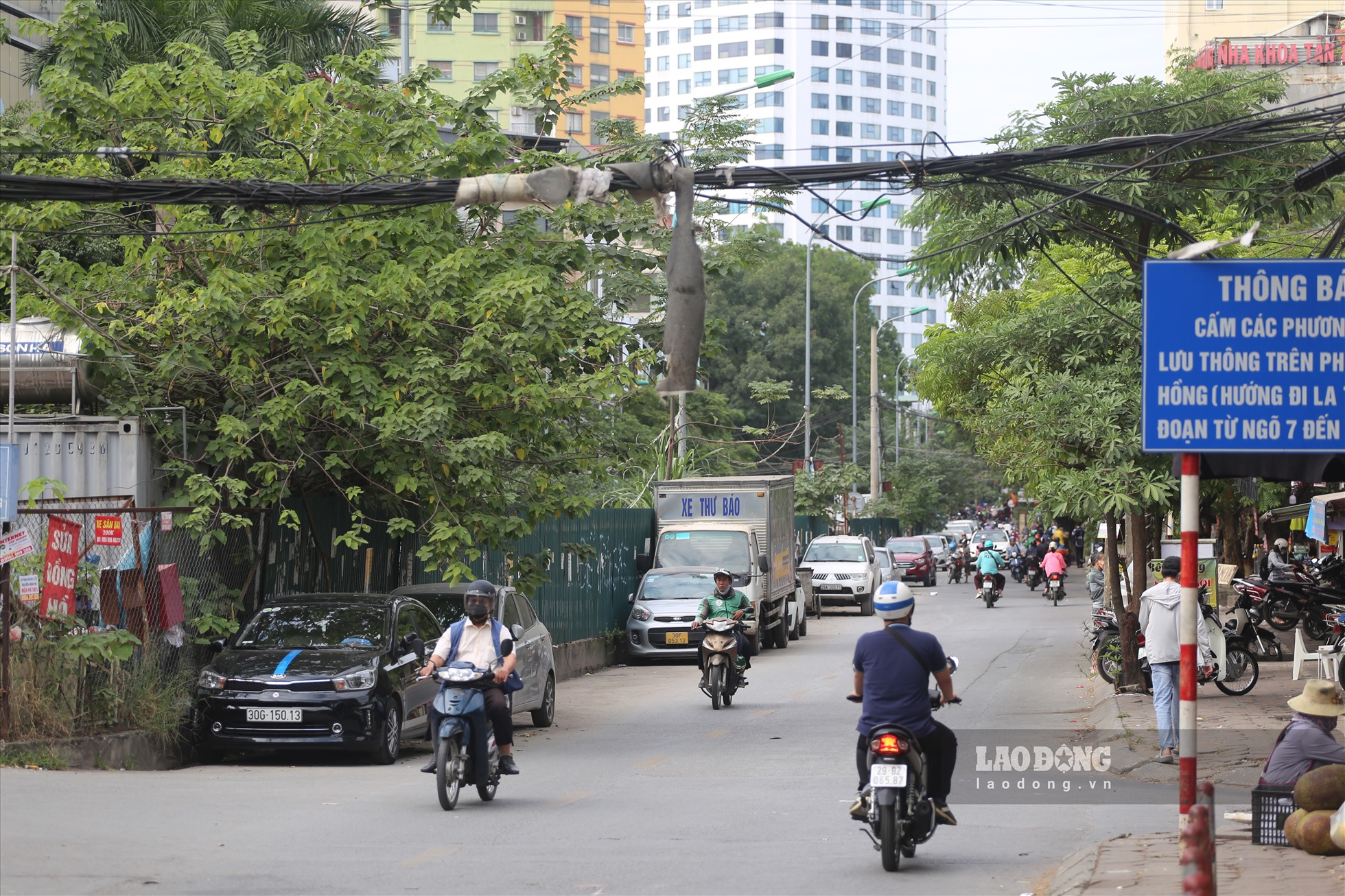 Các đường dây điện, dây viễn thông trên nhiều tuyến phố Hà Nội như Đê La Thành, Thành Công, Trường Chinh...đang xảy ra tình trạng những búi dây điện, dây viễn thông treo lủng lẳng trên các cột điện hay men theo cửa nhà dân, ảnh hưởng đến mỹ quan đô thị cũng như an toàn của người dân sống xung quanh.