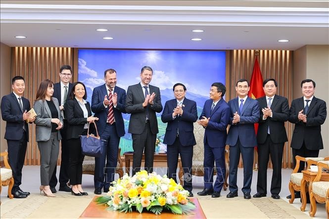 Thủ tướng Phạm Minh Chính và ông Kasper Rorsted, Tổng Giám đốc Tập đoàn Adidas cùng các thành viên đoàn. Ảnh: TTXVN