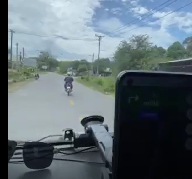 Người đàn ông chạy xe máy lạng lách cản trở xe cứu thương.