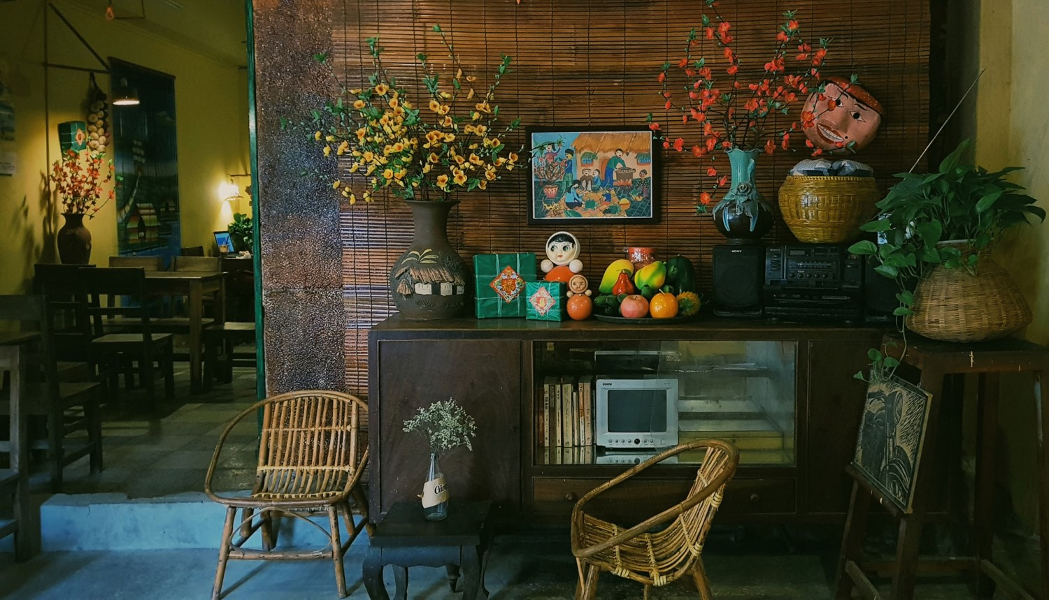 Những món ăn vặt tưởng trừng đã quên lãng nhưng lại có thể dễ dàng tìm thấy ở đây: Mỳ trẻ em, ô mai hay những viên kẹo C hình trái tim. Ảnh: Căng tin Cà phê