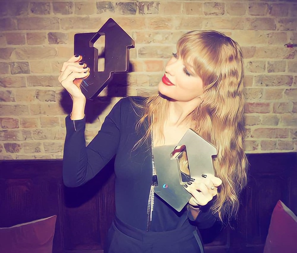 Taylor Swift khoe 2 chiếc cúp No.1 tại Vương Quốc Anh. Ảnh: NSCC.