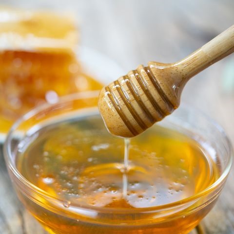 Uống mật ong pha nước ấm để giảm ho. Ảnh: Women’s Health