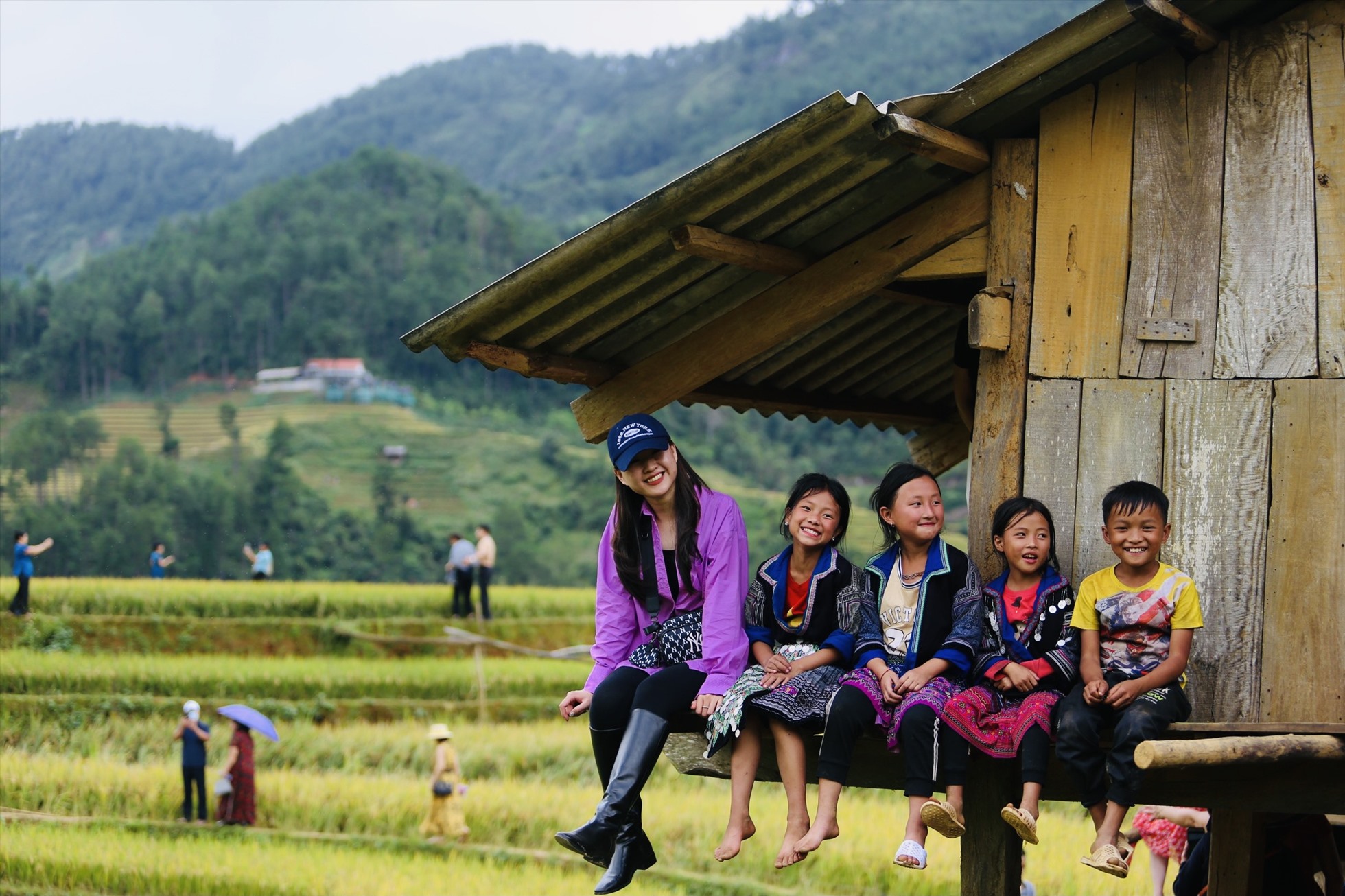 Đến nơi, du khách có thể thuê áo dân tộc để check-n với giá 50.000 đồng/bộ, các em nhỏ chờ sẵn ở trên các nhà sàn gỗ, chụp ảnh cùng du khách.