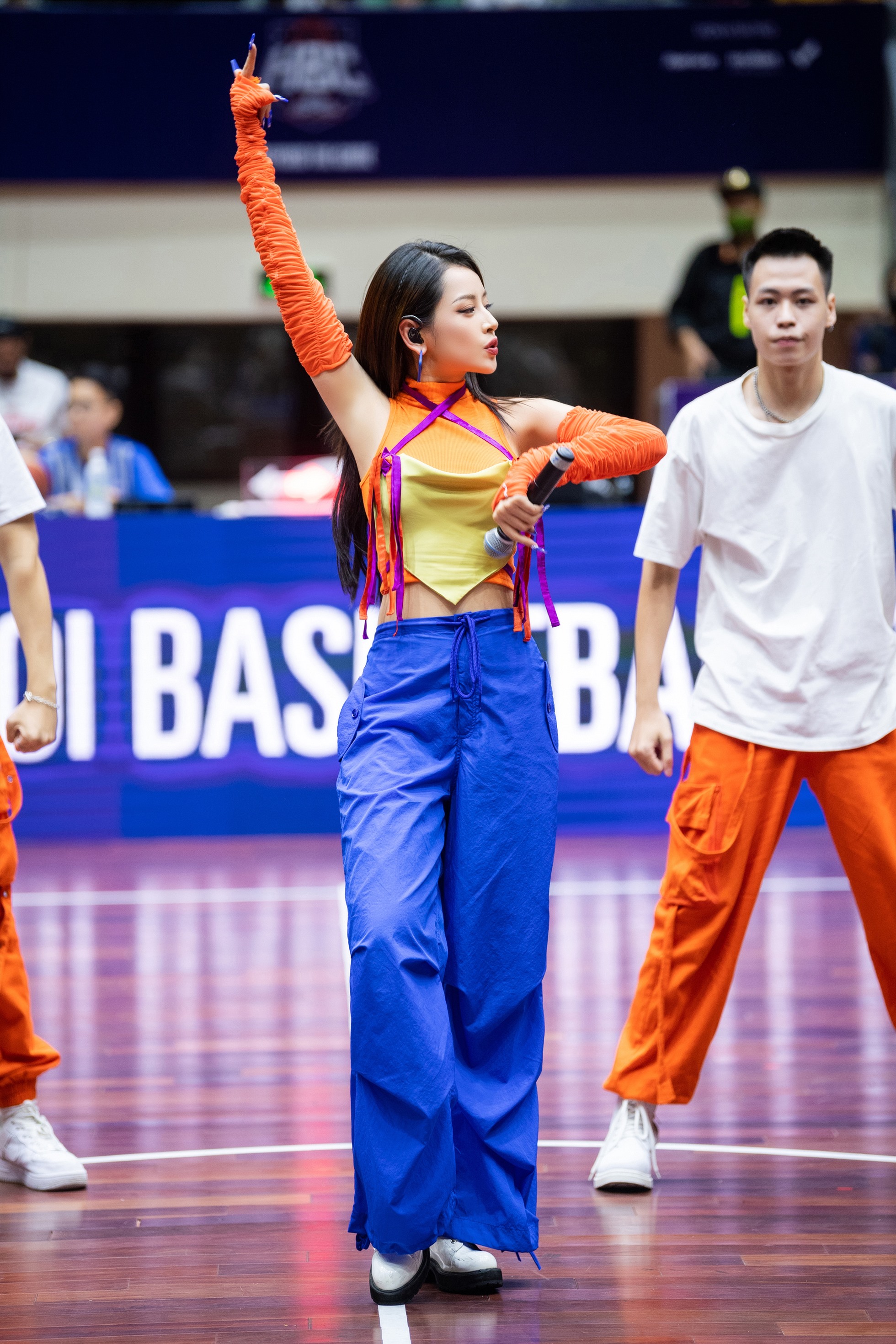 Chi Pu biểu diễn tại Chung kết giải bóng rổ vô địch Hà Nội. Ảnh: NSCC.