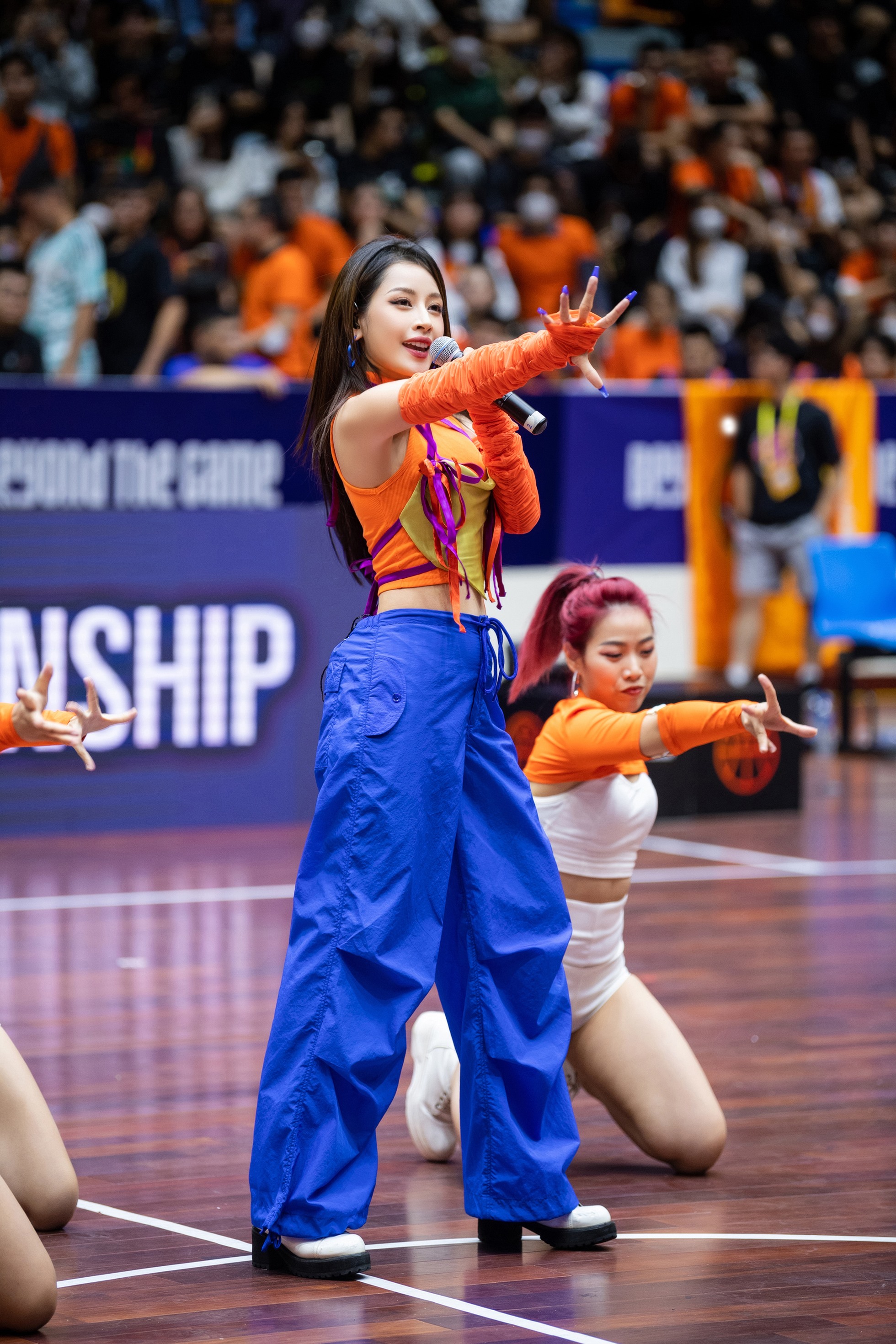 Chi Pu biểu diễn tại Chung kết giải bóng rổ vô địch Hà Nội. Ảnh: NSCC.