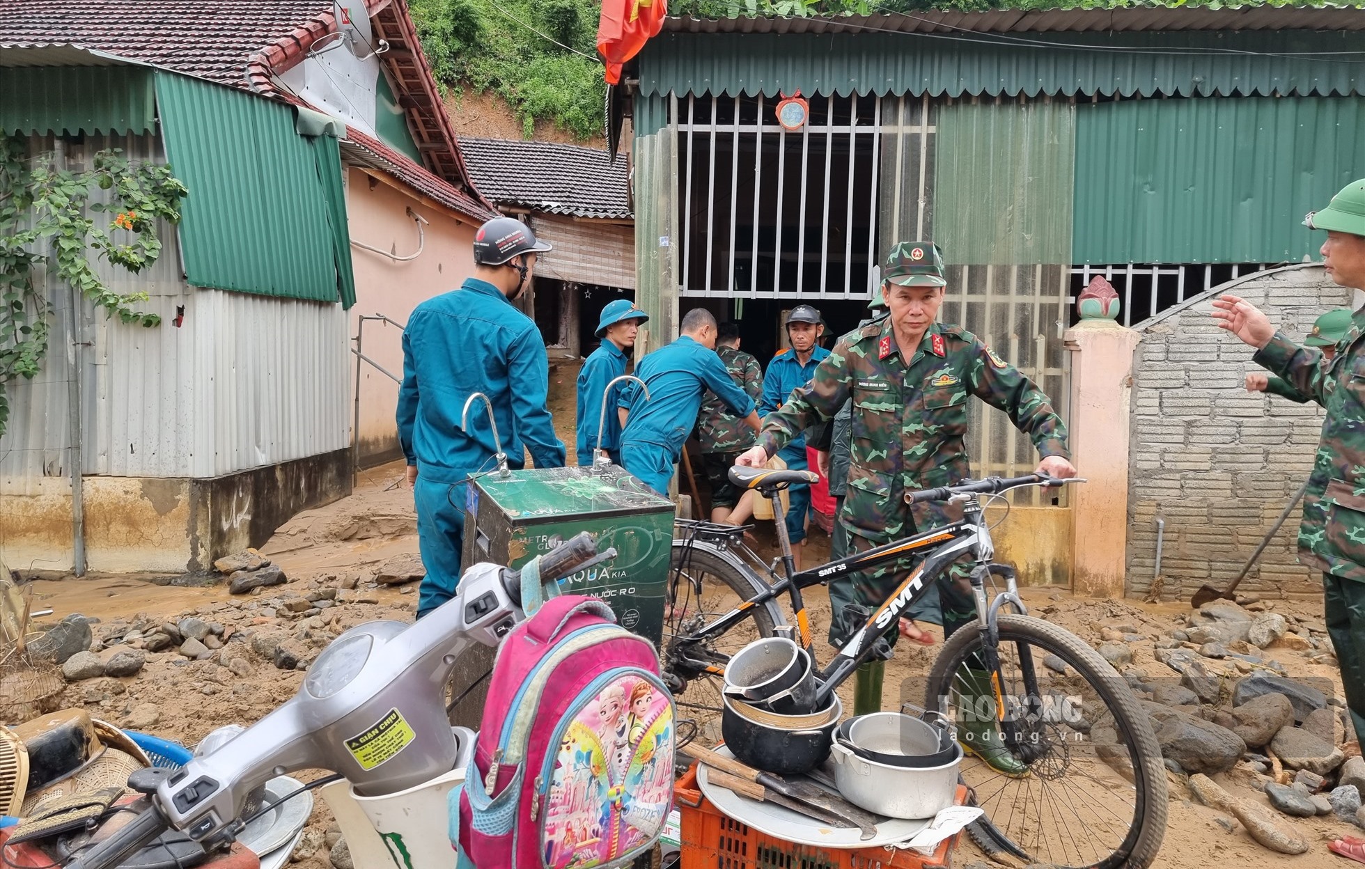 Bộ độ và dân quân địa phương giúp người dân bản Sơn Hà, xã Tà Cạ ổn định cuộc sống.