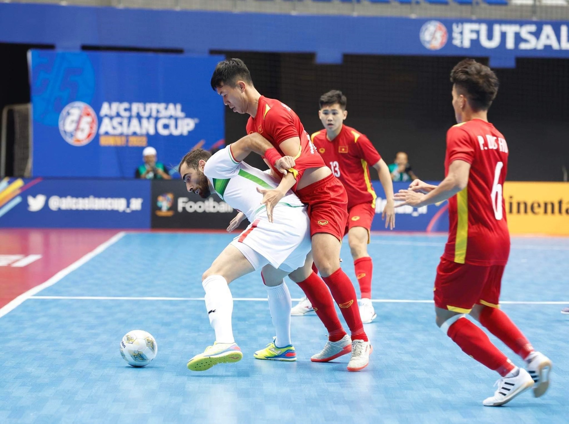 Tuyển futsal Việt Nam liên tục thủng lưới trong nửa hiệp đấu đầu tiên. Ảnh: VFF