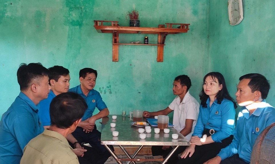 Đoàn công tác của LĐLĐ tỉnh Thanh Hóa đến thăm hỏi, động viên gia đình nữ công nhân bị lũ cuốn trôi tử vong (ở huyện Như Thanh) Ảnh: T.T