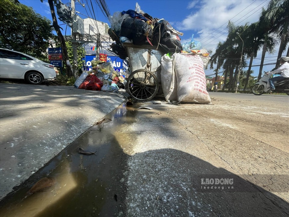 Một điểm tập kết rác tại đầu đường Minh Thanh (Phường Ỷ La), rác chất đầy cả xe thu gom. Dòng nước đen ngòm, bốc mùi hôi chảy từ đống rác tràn ra cả đường.