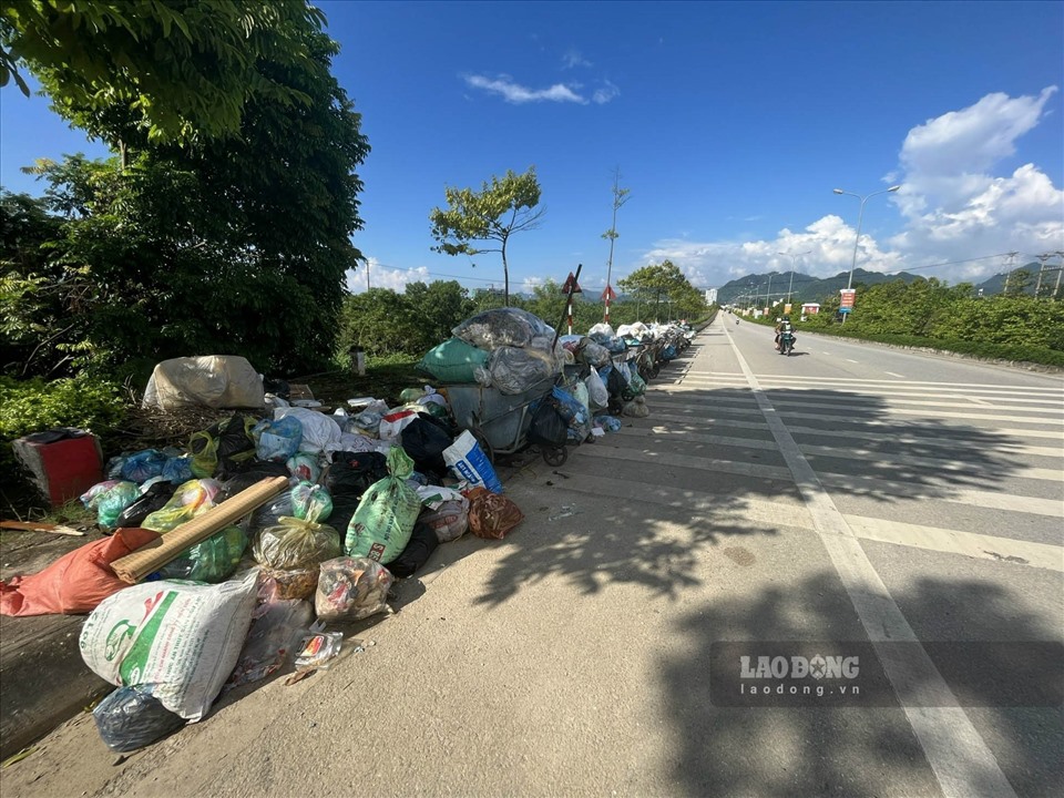 Những đống rác nằm ngổn ngang, ùn ứ từ nhiều ngày qua tại đường Bình Thuận (phường Hưng Thành), tuyến đường cửa ngõ đi vào TP Tuyên Quang.