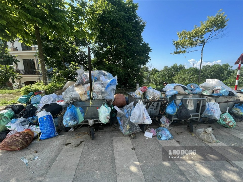 Theo tìm hiểu của PV, gần 2 tuần nay, người dân sống gần khu xử lý rác thải Nhữ Khê (huyện Yên Sơn) đã chặn các xe rác vào khu tập kết, yêu cầu xử lý dứt điểm tình trạng ô nhiễm mà khu xử lý rác thải này gây ra.