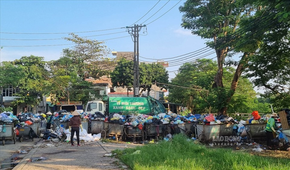 Theo ghi nhận của PV, vào chiều ngày 3.9 và 4.9, ở một số điểm tập kết rác tại TP Tuyên Quang, rác thải sinh hoạt “ngập ngụa“, những xe thu gom rác chất đầy, tràn xuống cả mặt đất.