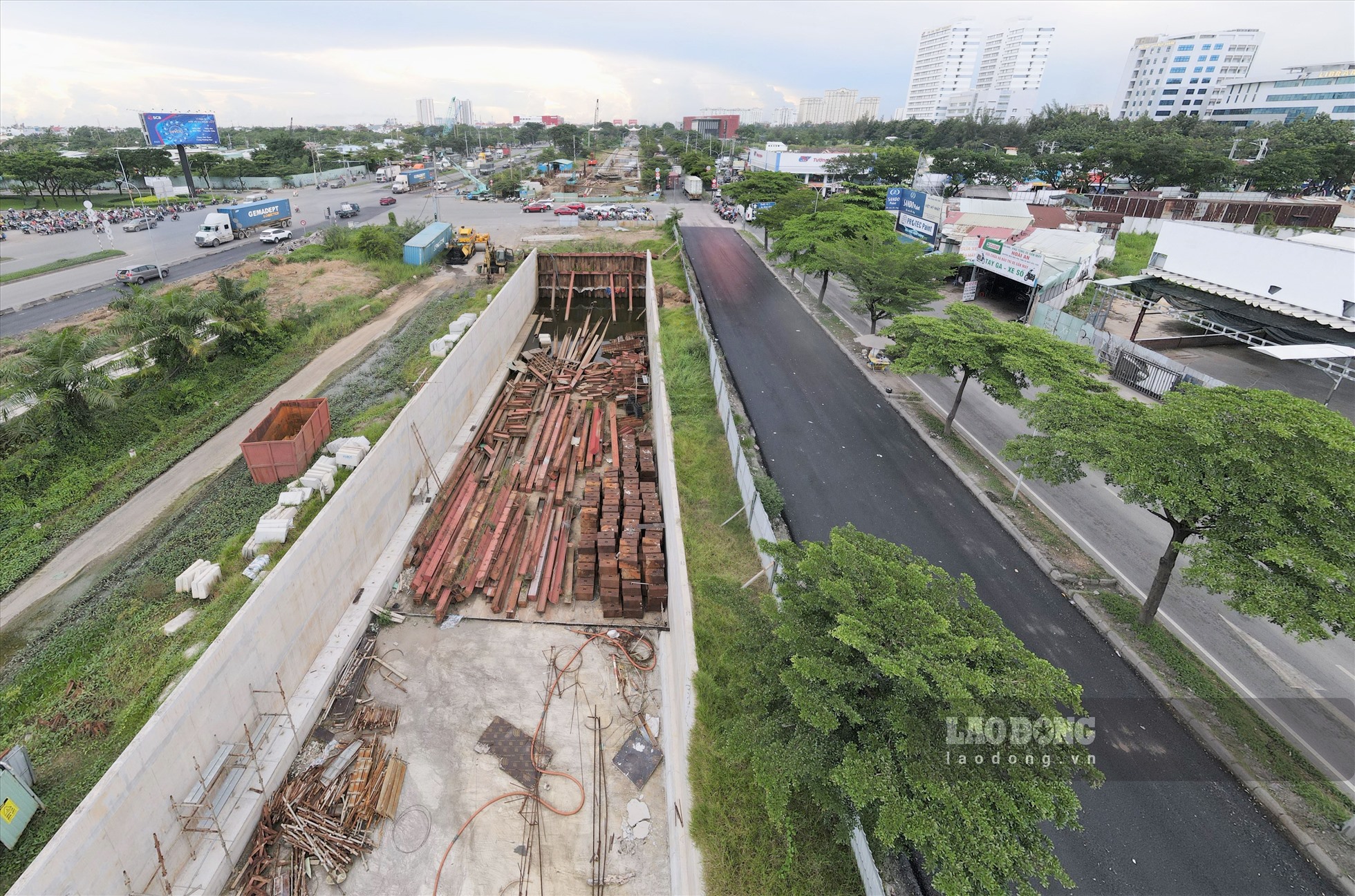 Sở GTVT TPHCM vừa có văn bản nhắc nhở lần thứ ba đối với chủ đầu tư dự án xây dựng hầm chui nút giao thông Nguyễn Văn Linh - Nguyễn Hữu Thọ, yêu cầu đảm bảo an toàn giao thông trong phạm vi dự án.