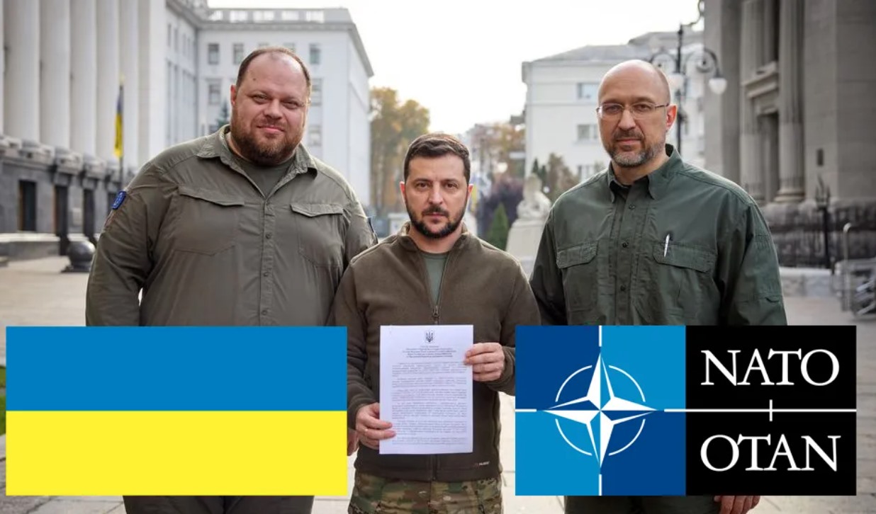 Tổng thống Ukraina Volodymyr Zelensky ký đơn xin gia nhập NATO. Ảnh chụp màn hình