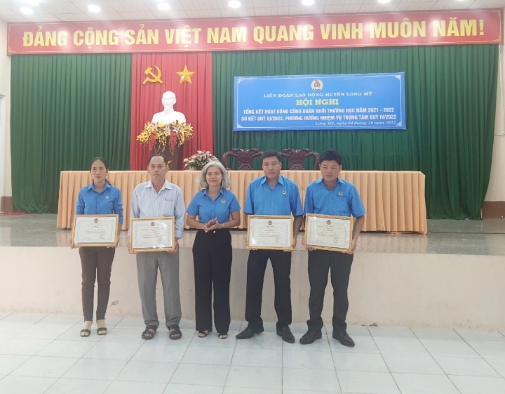 Đại diện LĐLĐ tỉnh Hậu Giang tặng bằng khen cho Công đoàn khối trường học huyện Long Mỹ. Ảnh: HT