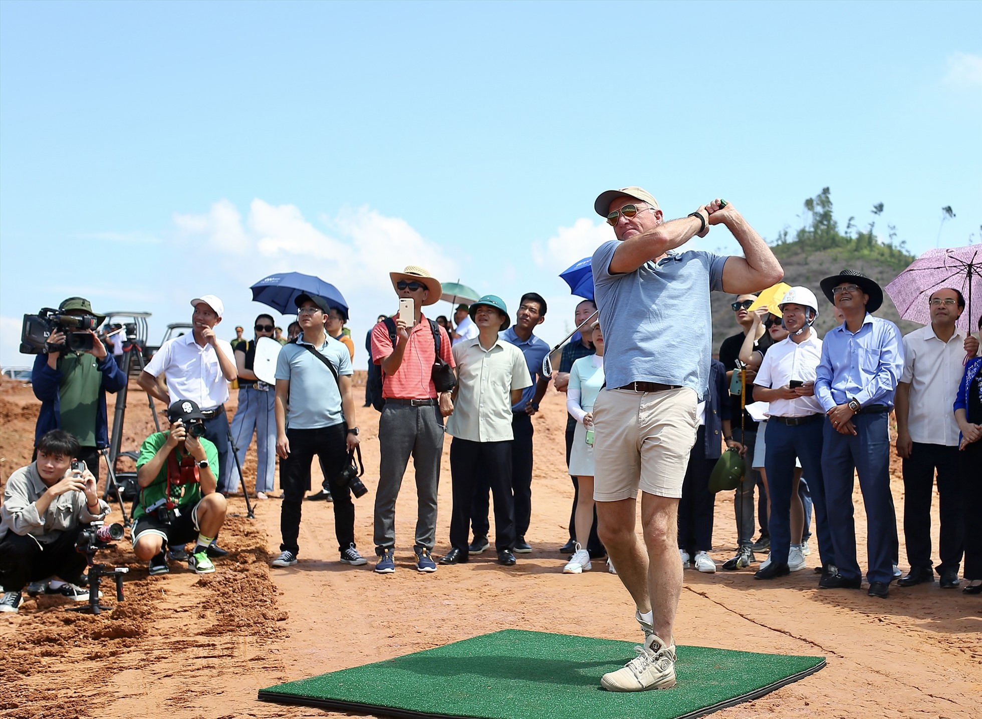 Ông Greg có cú swing đầu tiên. Ảnh: H.A