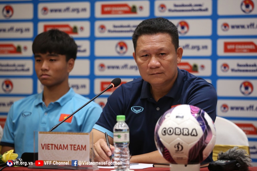 Huấn luyện viên Nguyễn Quốc Tuấn quyết tâm giành kết quả tốt nhất trước các đối thủ. Ảnh: VFF