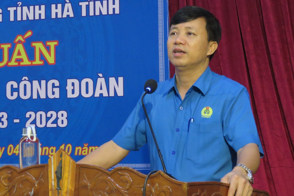 Đồng chí Nguyễn Văn Danh - Chủ tịch Liên đoàn Lao động Hà Tĩnh phát biểu tại buổi tập huấn. Ảnh: CĐ.