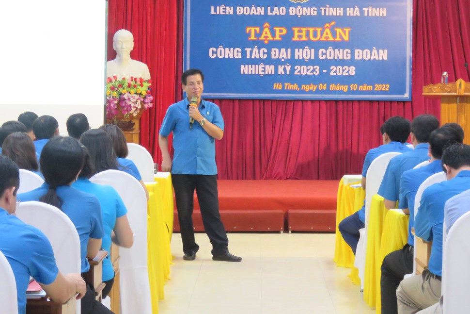 Đồng chí Nguyễn Văn Trọng truyền đạt một số nội dung tại buổi tập huấn. Ảnh: CĐ.