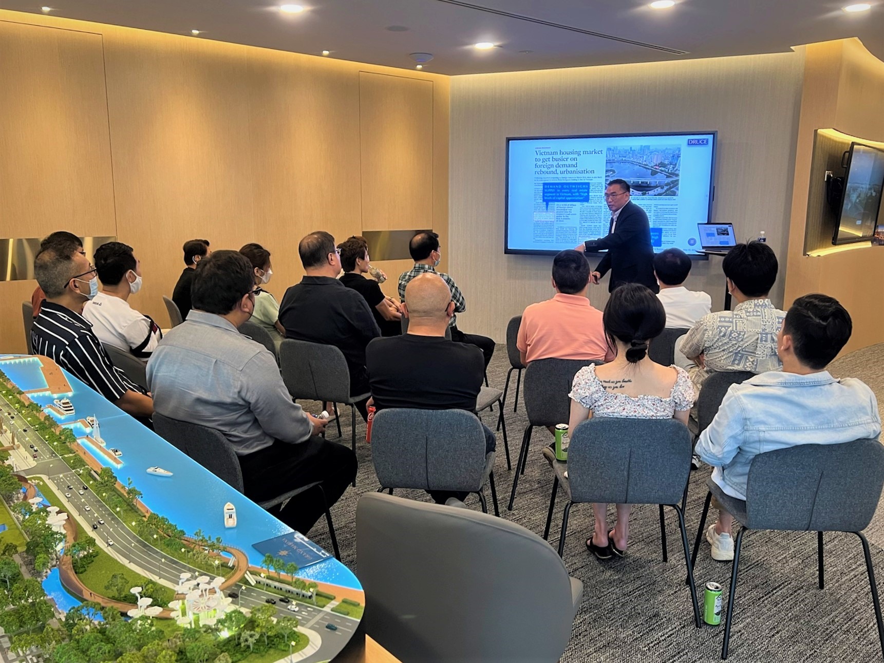Khách hàng quốc tế ấn tượng mạnh với hai dự án căn hộ hàng hiệu tại Việt Nam. Hình ảnh từ một trong những phiên tư vấn VIP tổ chức tại Singapore ngày 24 và 25.9.