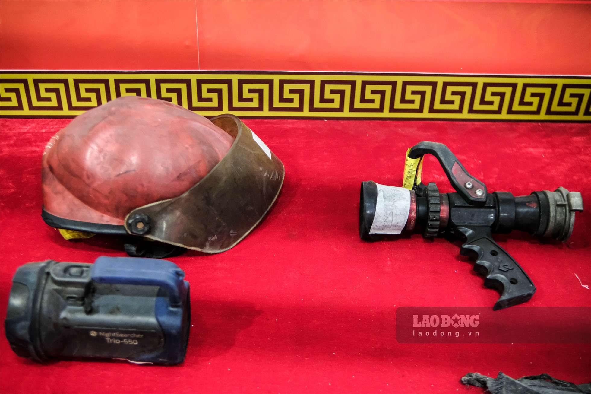 Mũ và đèn pin chữa cháy trước kia liệt sĩ Đặng Anh Quân từng sử dụng.