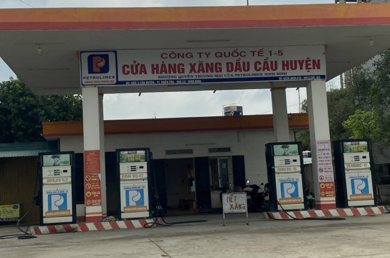 Nhiều đại lý kinh doanh xăng dầu trên địa bàn tỉnh Ninh Bình đồng loạt treo biển thông báo “hết xăng“. Ảnh: NT
