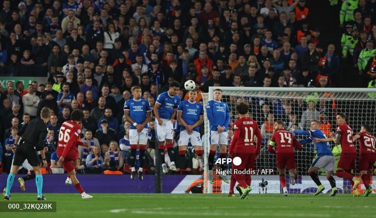 Cú sút sở trường của Alexander-Arnold. Ảnh: AFP