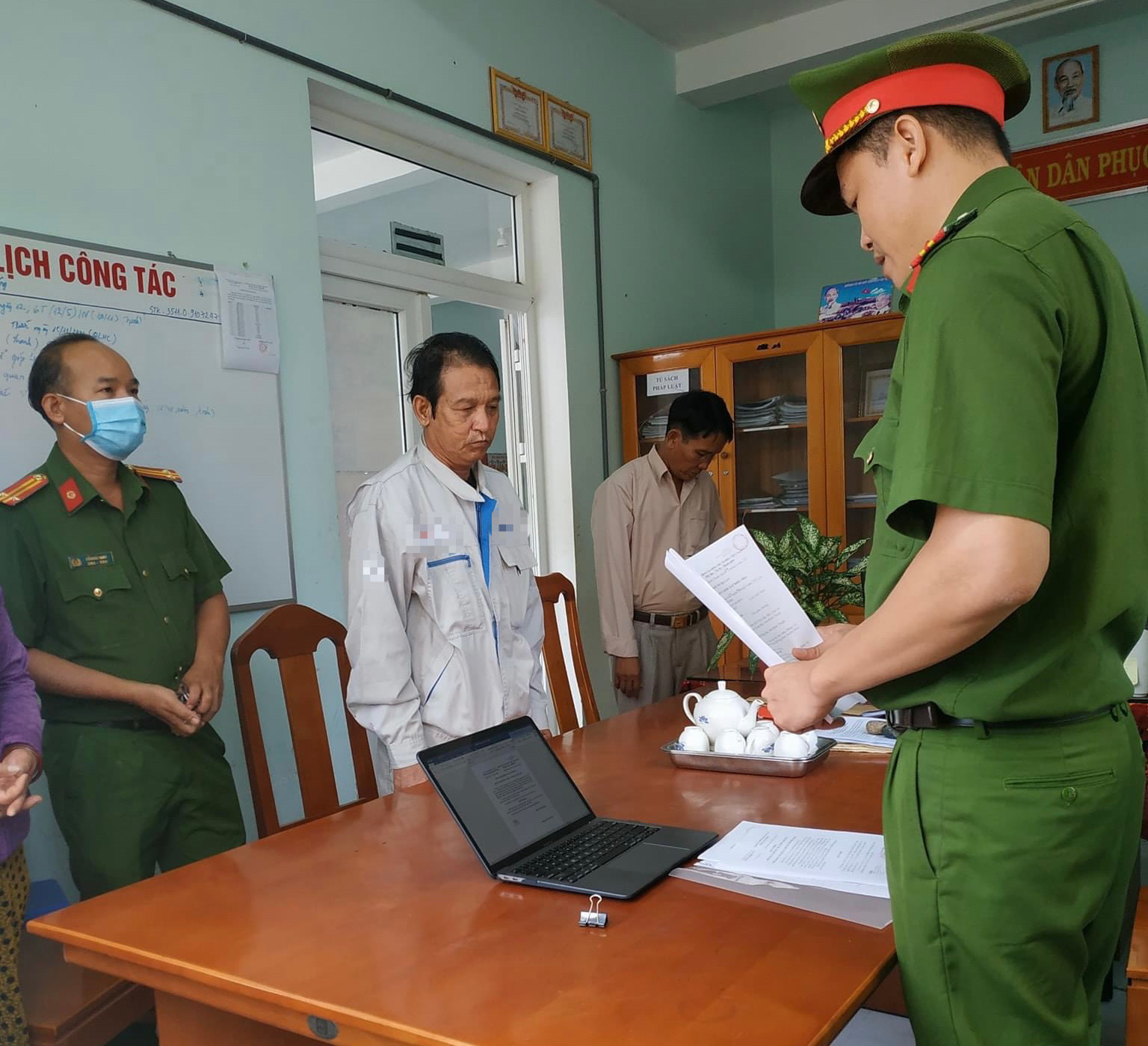 Nguyễn Văn Quân nghe đọc lệnh bắt tạm giam. Ảnh: CA