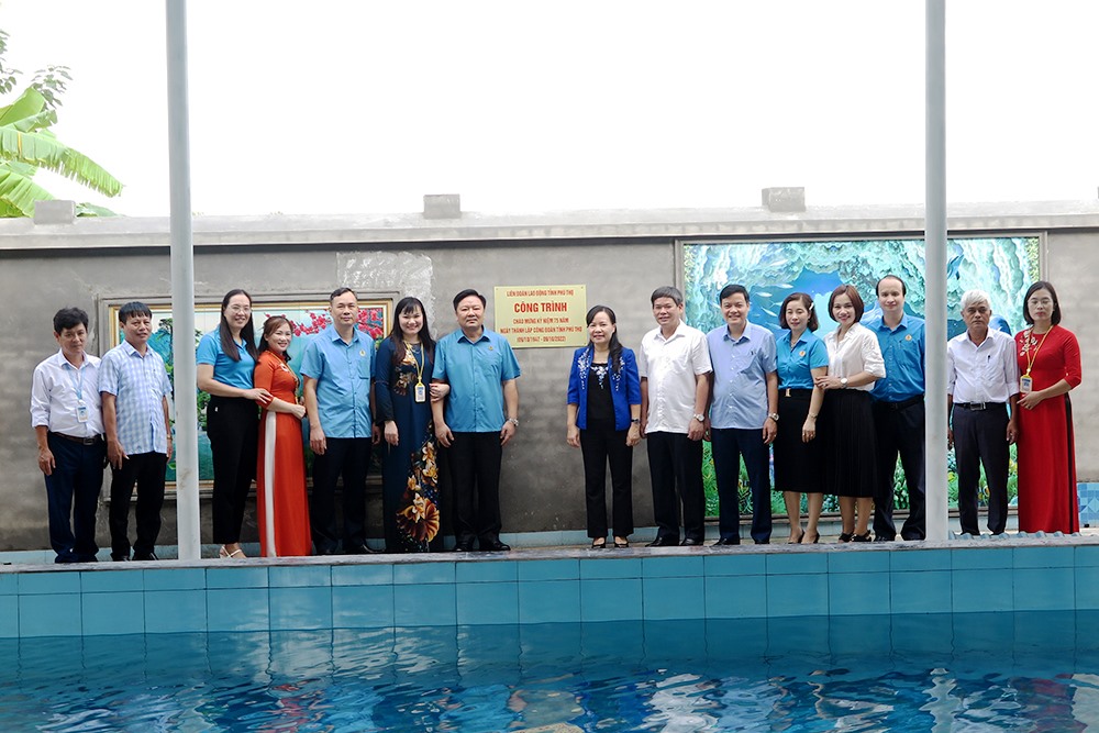 Các đại biểu gắn biển công trình bể bơi tại Trường THCS Cao Xá.