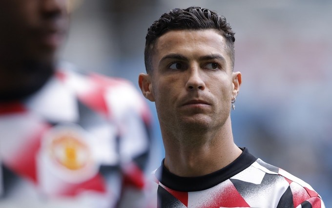 Ronaldo “đòi đi” nhưng Man United và Ten Hag giữ lại chỉ để anh ngồi dự bị. Ảnh: MUFC