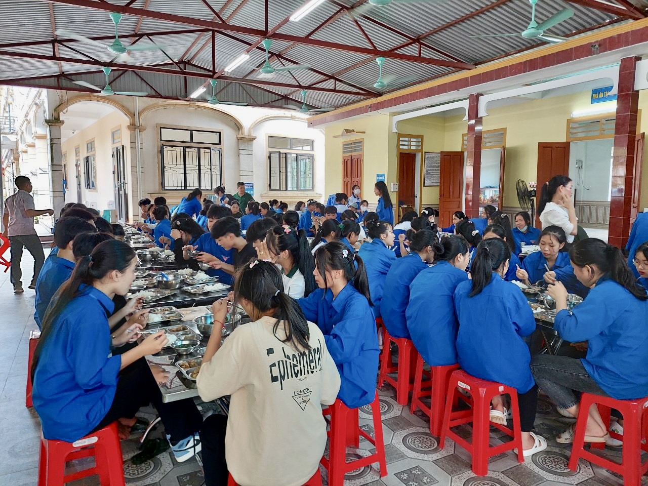 Bữa cơm yêu thương mùa lũ của các em học sinh Trường THPT Thanh Chương 3. Ảnh: Quỳnh Trang