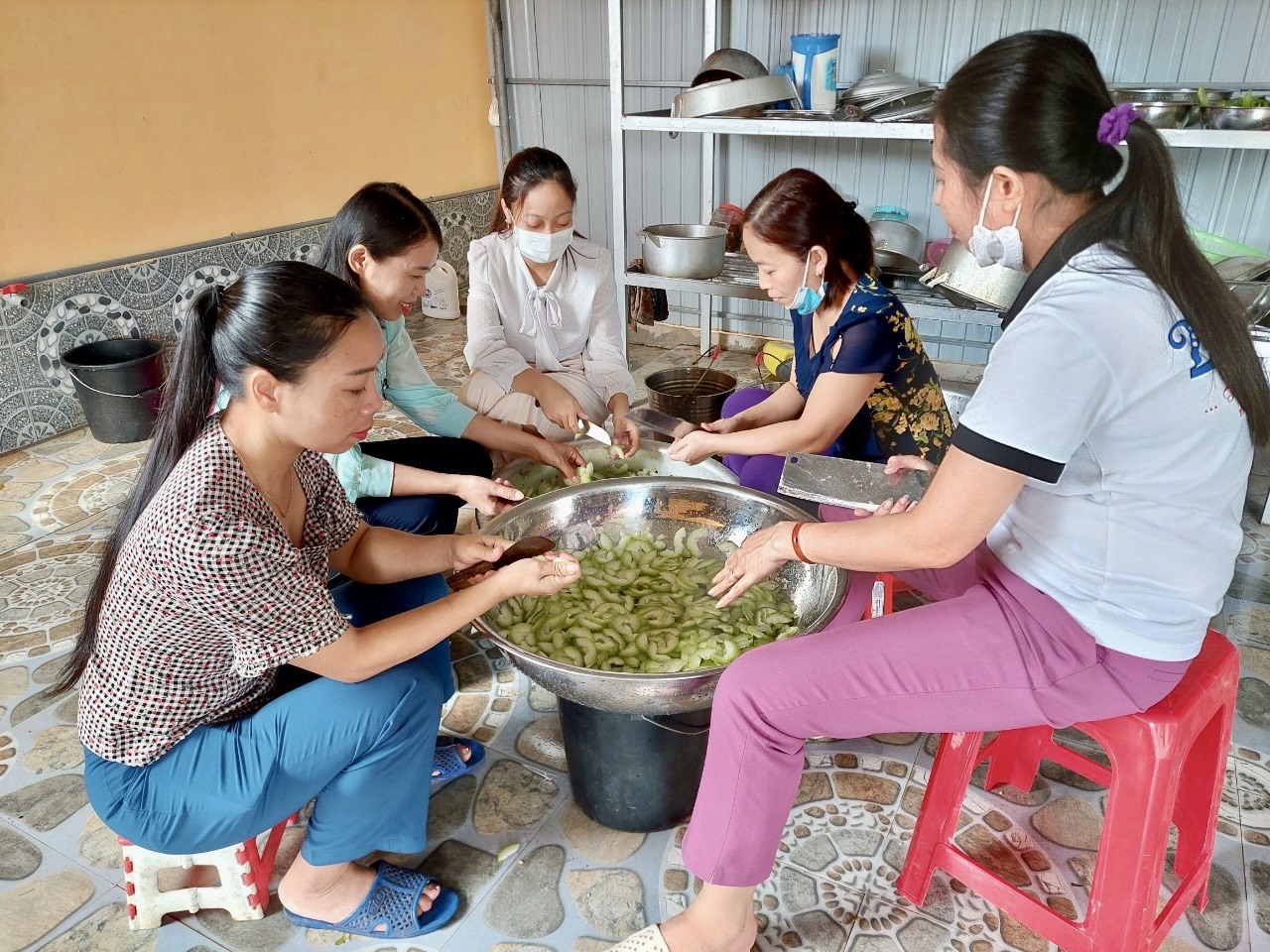 Các thầy cô tranh thủ giờ giải lao để nấu cơm cho học sinh. Ảnh: Quỳnh Trang
