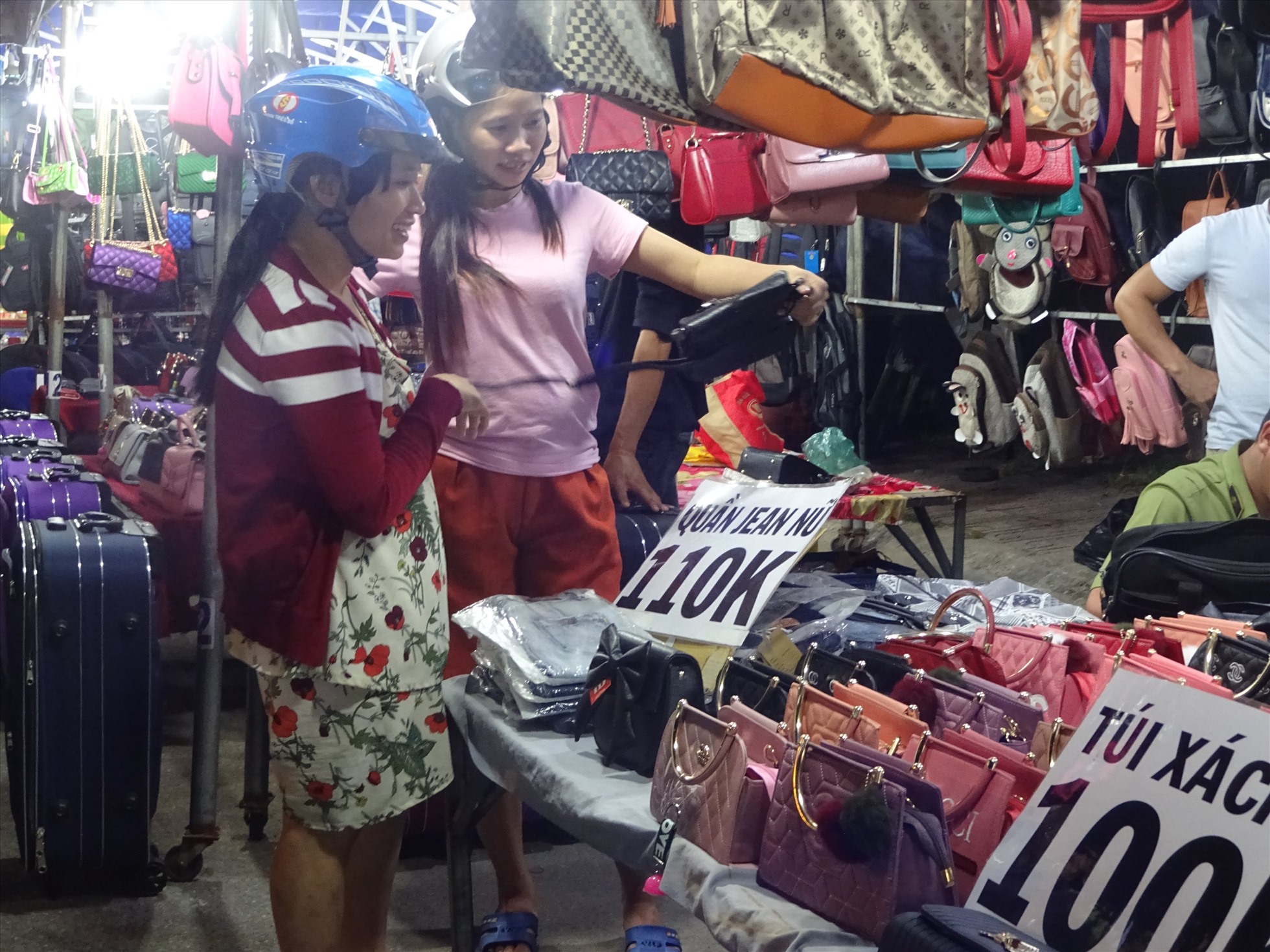 Người lao động mua sắm hàng hoá tại huyện Nhơn Trạch. Ảnh: Xuân Mai