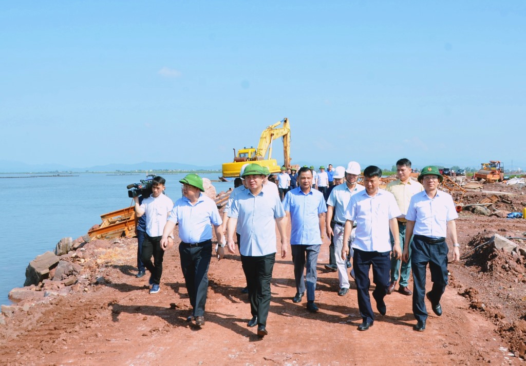 Đoàn công tác tỉnh Quảng Ninh kiểm tra tiến độ triển khai dự án Bến cảng tổng hợp Vạn Ninh (giai đoạn 1). Ảnh: Cổng TTĐT Quảng Ninh