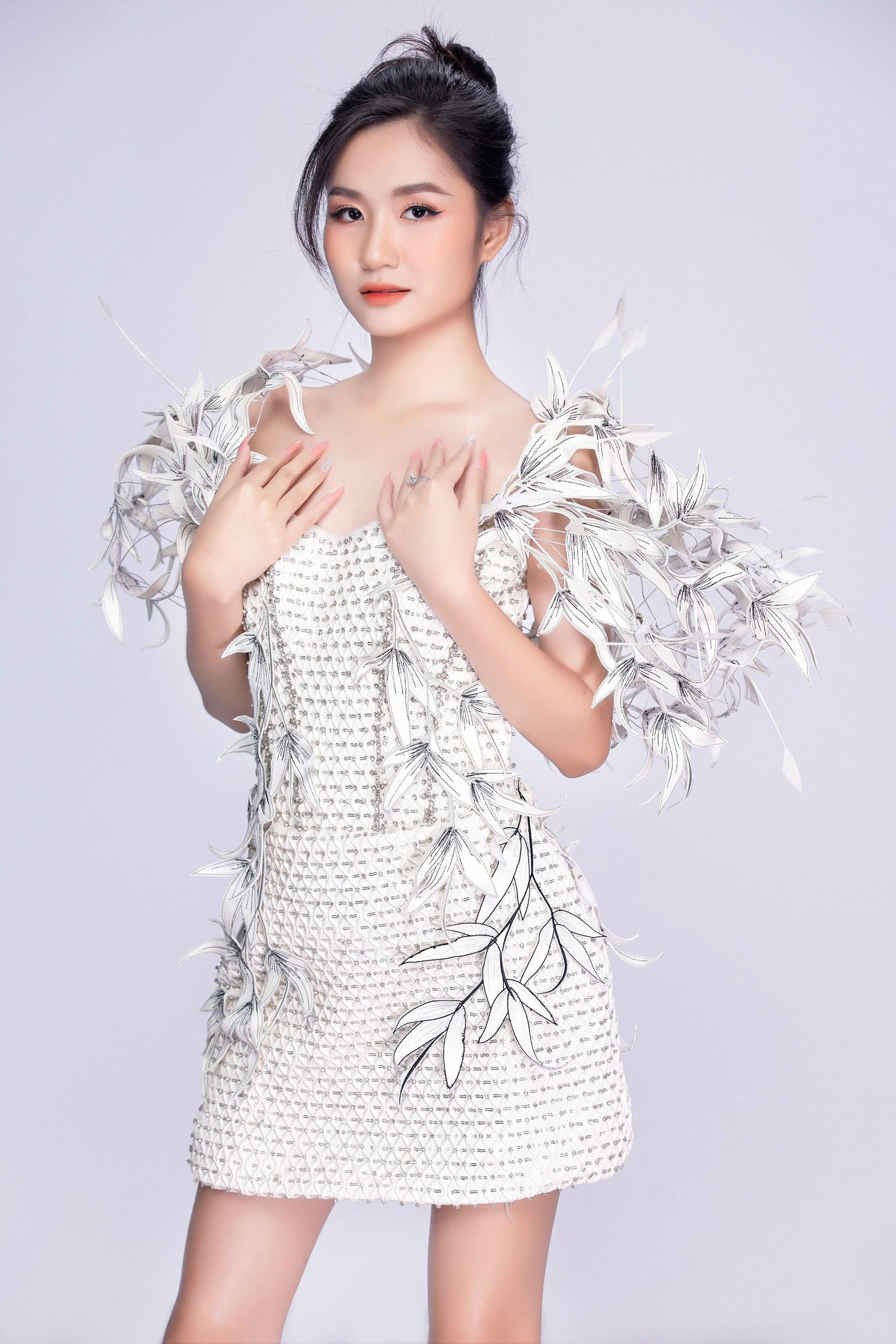 Xuất hiện trong những thiết kế với 2 gam đen - trắng của NTK Ivan Trần, hoa hậu Nguyễn Thanh Hà vẫn toát lên vẻ kiêu sa. Ảnh: NVCC.