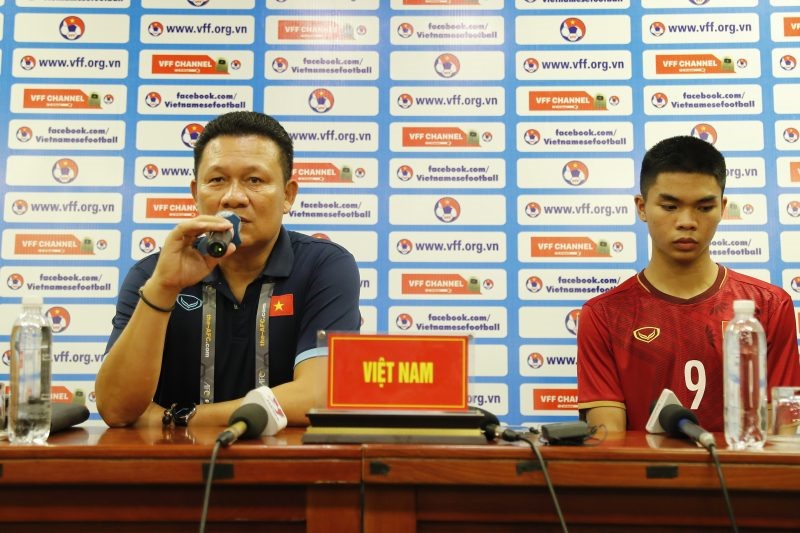 Huấn luyện viên Nguyễn Quốc Tuấn hài lòng với màn trình diễn của các học trò. Ảnh: VFF
