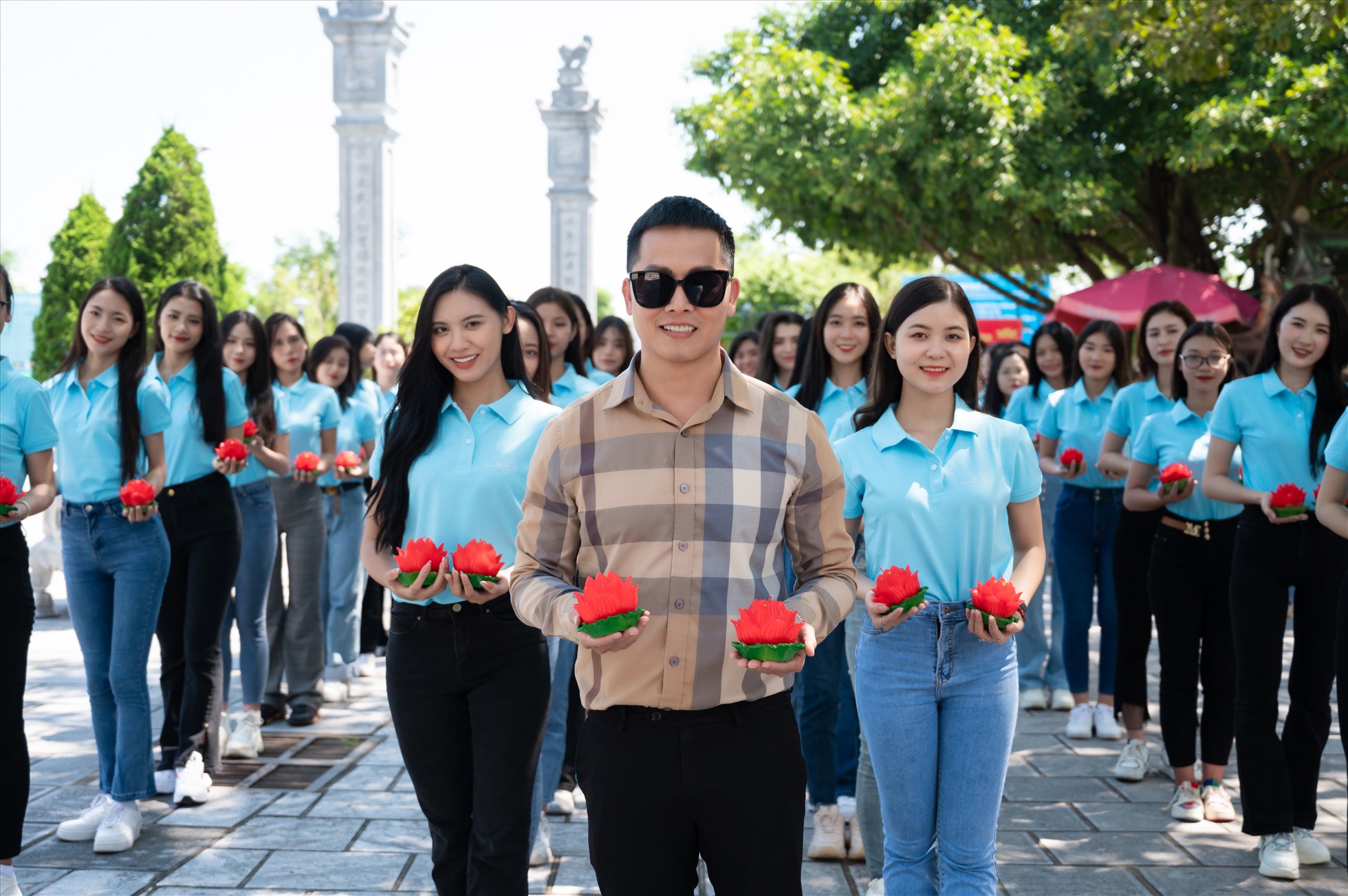 Top 50 thí sinh “Hoa hậu Biển Đảo Việt Nam 2022” dâng lễ tại Đền Cửa Ông. Ảnh: BTC.