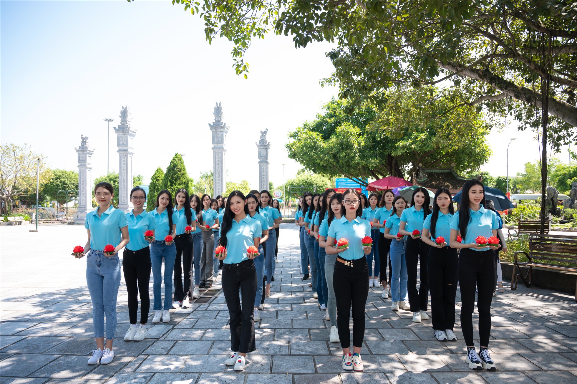 Top 50 thí sinh “Hoa hậu Biển Đảo Việt Nam 2022” dâng lễ tại Đền Cửa Ông. Ảnh: BTC.