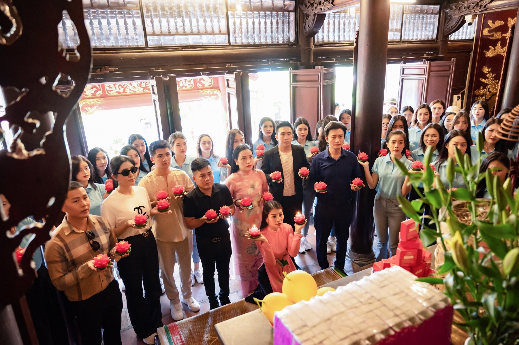 Top 50 thí sinh “Hoa hậu Biển Đảo Việt Nam 2022” dâng lễ tại Đền Cửa Ông. Ảnh: BTC.