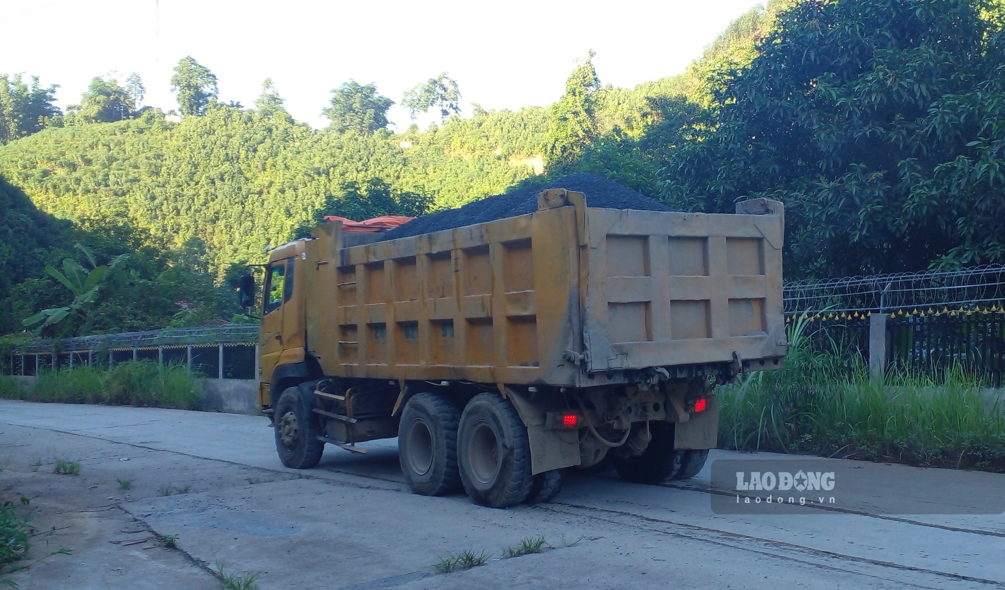 Trạm trộn này cung cấp bê tông nhựa nóng cho các dự án, công trình trong địa bàn TP Lào Cai.