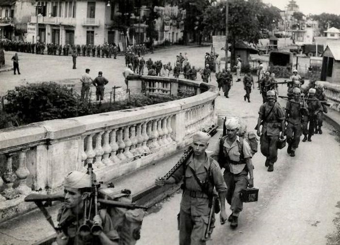 Lính Pháp lên cầu Long Biên để rút khỏi Hà Nội. Ảnh: Tư liệu
