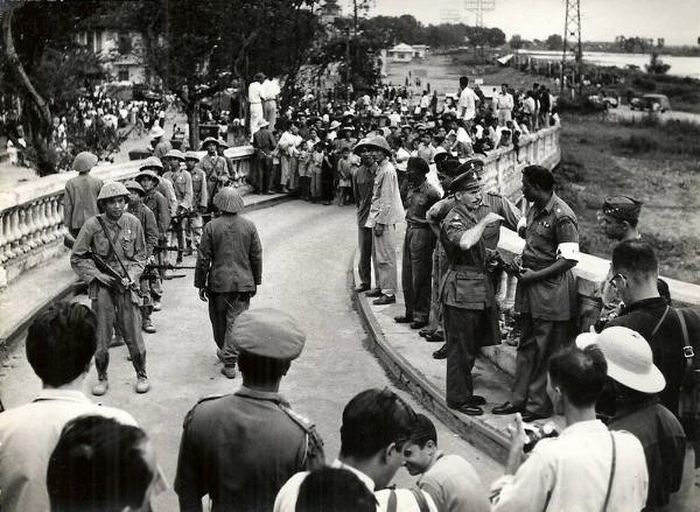 Binh sĩ hai bên tập trung tại chân cầu Long Biên trong thời điểm chuyển giao quyền lực. Ảnh: Tư liệu