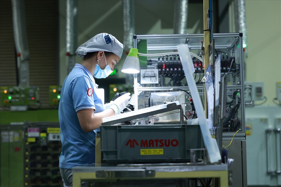 Công nhân doanh nghiệp FDI Nhật Bản tại khu công nghiệp Mê Linh, Hà Nội, sản xuất linh kiện điện tử. Ảnh: Hải Nguyễn