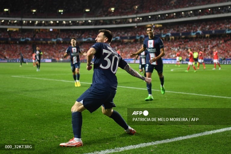 Siêu phẩm của Messi giúp PSG vượt lên dẫn trước trong hiệp một.  Ảnh: AFP