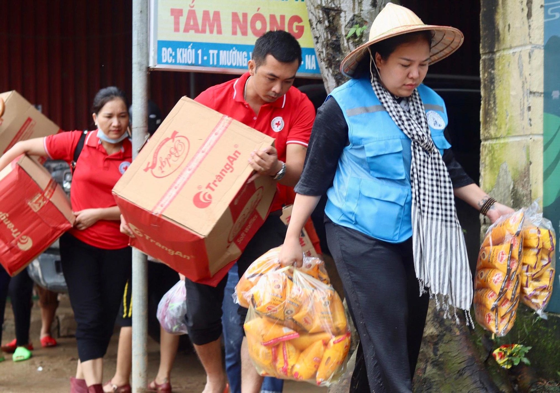 Trong những ngày mưa, lũ, các tình nguyện viên của Quảng Ngãi đã có mặt tại tỉnh Nghệ An để hỗ trợ, giúp người dân nơi đây khắc phục hậu quả của mưa, lũ.