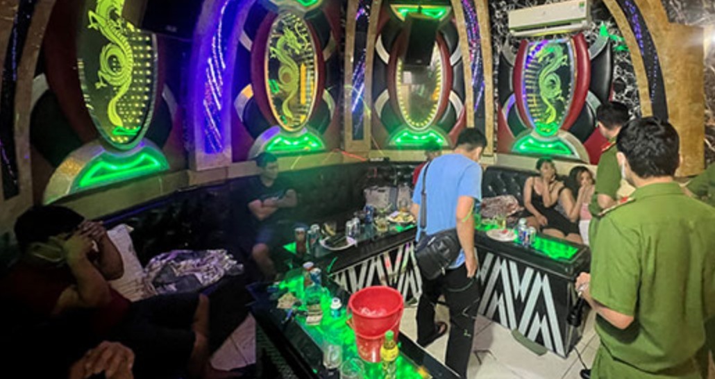 Các đối tượng tổ chức “bay lắc” trong phòng 202 - karaoke Luxury Hồng Phúc. Ảnh: CA ĐN